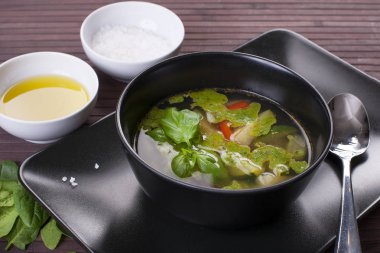 Fesleğen pesto ile Toskana sebze çorbası