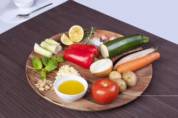 配汤用的配料蔬菜，配以黄豆酱和罗勒，放在木制盘子里. — 图库照片