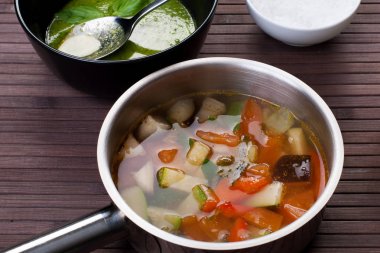 Fesleğen pesto ile Toskana sebze çorbası