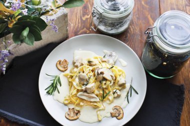 Tagliatelle vejetaryen makarna yemek mantar ile