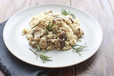 Risotto mantar, otlar ve parmesan peyniri ile.