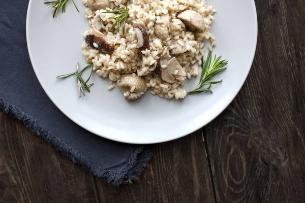 Risotto con champiñones, hierbas y queso parmesano . — Foto de Stock