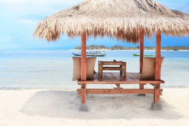 Sahilde ahşap Teras. Gili.