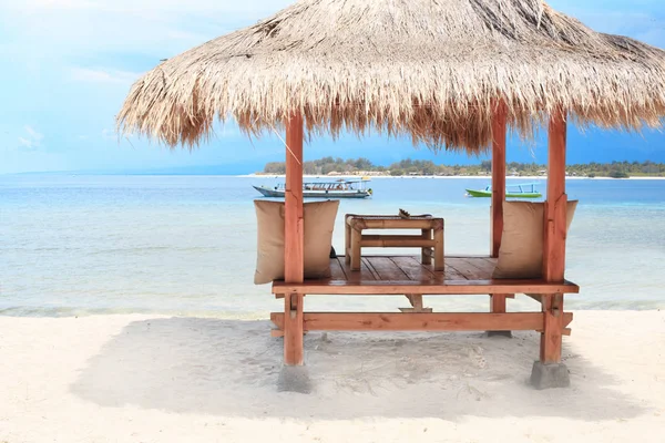 Sahilde ahşap Teras. Gili.