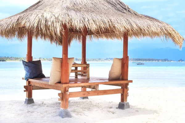 Sahilde ahşap Teras. Gili.