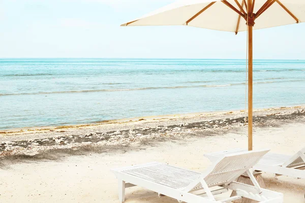 Sedie da spiaggia e ombrellone su esotici tropicali di sabbia bianca — Foto Stock