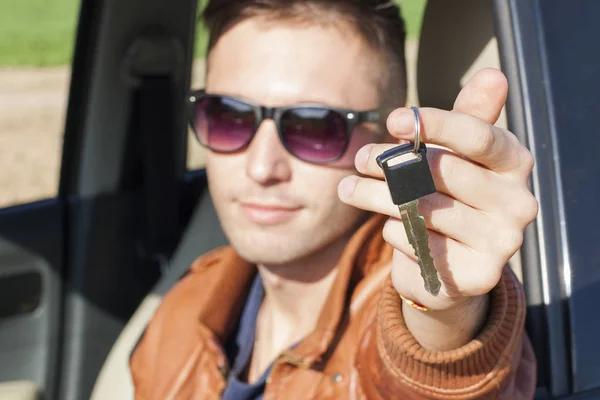 Giovane in auto che mostra le chiavi — Foto Stock