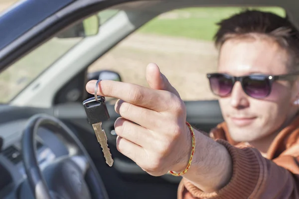 Giovane in auto che mostra le chiavi — Foto Stock