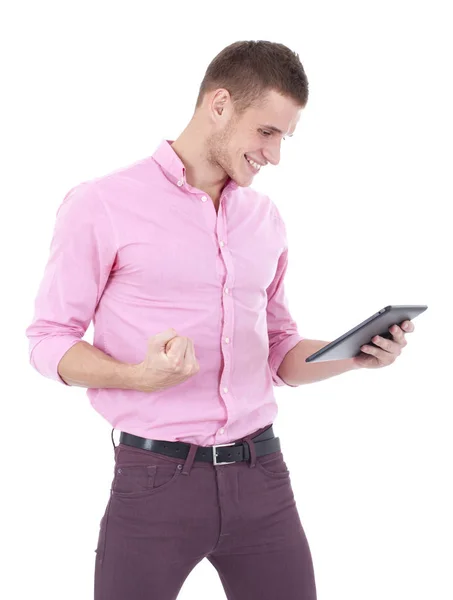 Hombre joven feliz usando tableta digital aislado — Foto de Stock