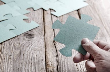 Ahşap taşra tahtalarında yarım kalmış bulmacalar.