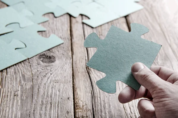 Ahşap taşra tahtalarında yarım kalmış bulmacalar.