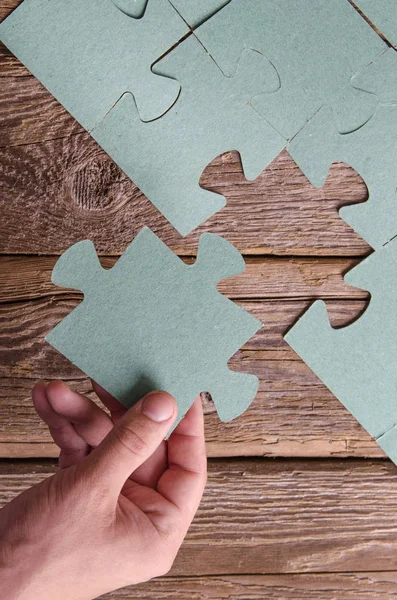 Ahşap taşra tahtalarında yarım kalmış bulmacalar.