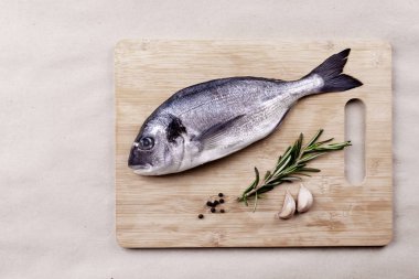 Taze dorado balık deniz ürünleri ahşap tahta üzerinde