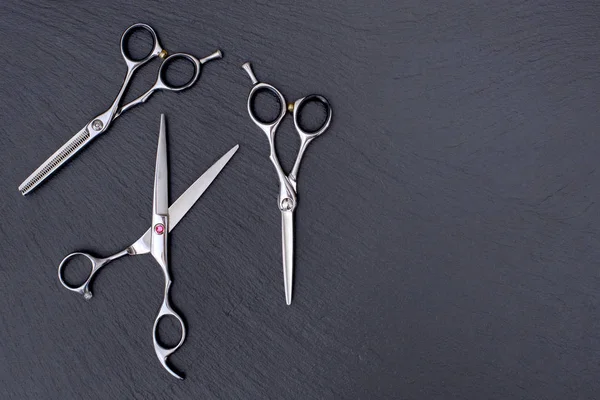 Cabeleireiro Acessórios, Lâmina para cortar cabelo. Conjunto de tesouras — Fotografia de Stock