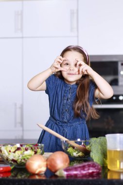 küçük şirin kız mutfakta, aile kavramı şımartmanızı