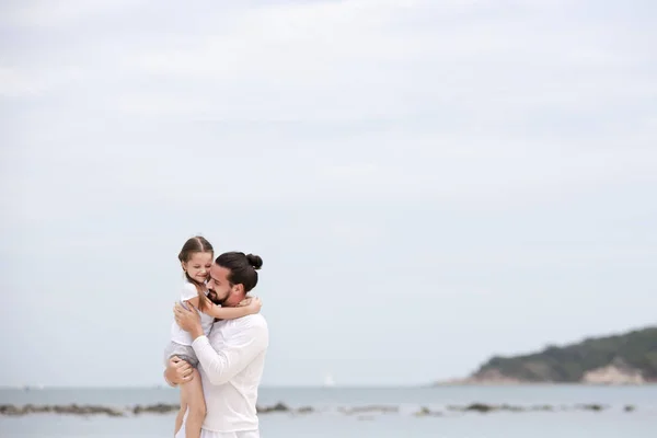 Father and daughter walking on deserted tropical beach. happy loving vacation — Stock Photo, Image