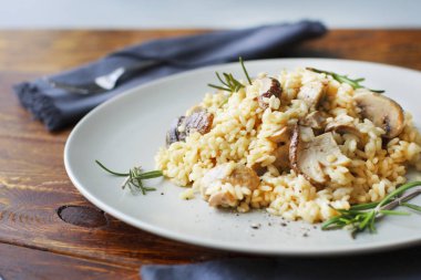 mantar ve biberiye, risotto ile lezzetli pirinç.