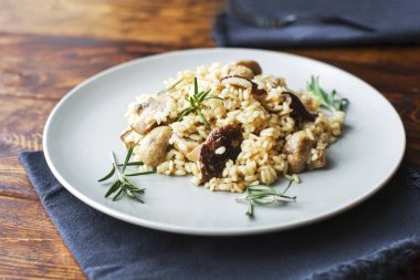 mantar ve biberiye, risotto ile lezzetli pirinç.