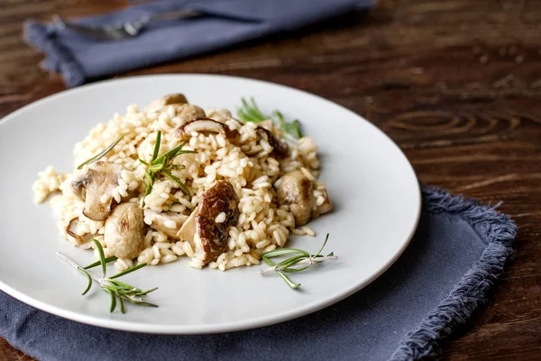 Läckra ris med svamp och rosmarin, risotto. — Stockfoto