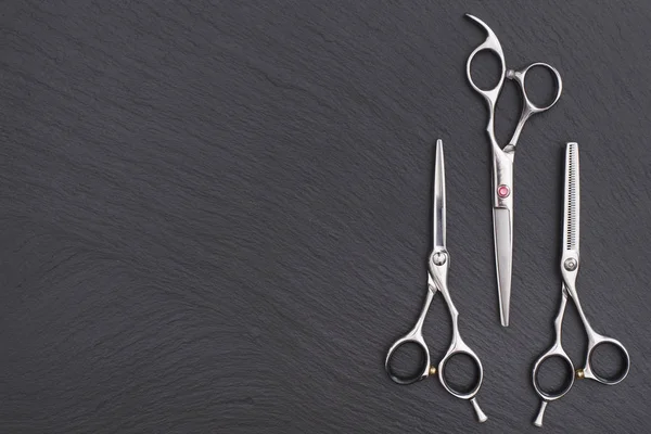 Парикмахерские аксессуары, бритва для стрижки волос. Комплект ножниц — стоковое фото