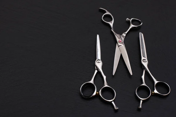Fryzjer akcesoria, maszynki do strzyżenia włosów. Zestaw nożyczek — Zdjęcie stockowe
