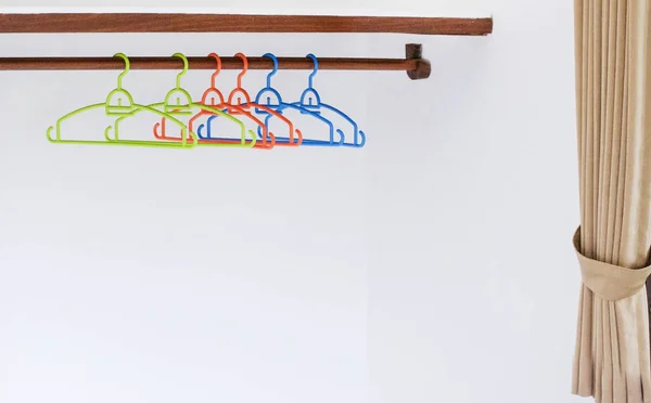 Rien à porter Design Vente Concept Coat Hanger sur l'espace de copie de mur blanc — Photo