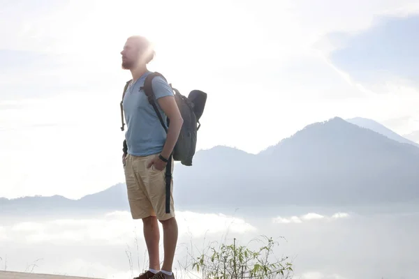 Caminante hombre con mochila disfrutar con volcán Batur, Indonesia — Foto de Stock