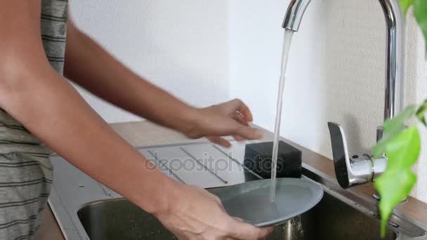 Mujer lavando platos — Vídeo de stock