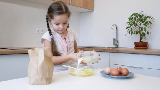 Little girl learns to cook in the kitchen and make bakery — Stock Video