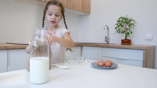 Lilla flickan lär sig att laga mat i köket och göra bageri — Stockvideo