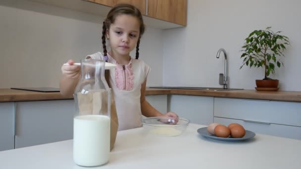 Lilla flickan lär sig att laga mat i köket och göra bageri — Stockvideo