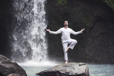 Adam meditasyon Yoga kaya şelale, ayakta