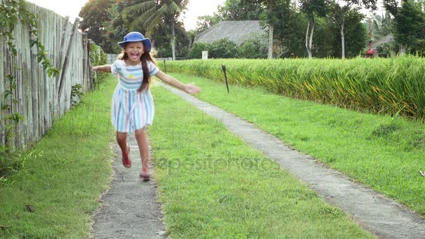 Chica corriendo en el campo con sonrisa — Vídeo de stock