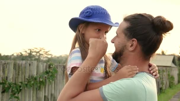 Ο πατέρας που διασκεδάζουν κρατώντας την μικρή κόρη του στην αγκαλιά — Αρχείο Βίντεο