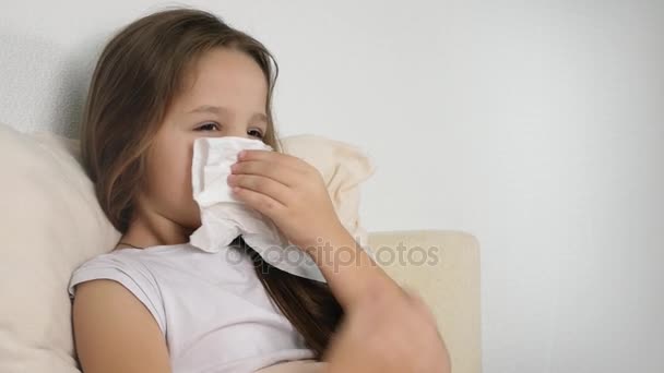Malade fille avec papier mouchoir sur le lit — Video