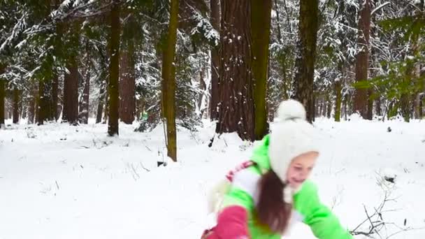 Chica se divierte en el invierno, lanzando un puñado de nieve en el aire — Vídeos de Stock