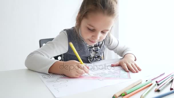 Μικρό κορίτσι σχεδιάζοντας μία εικόνα στο λευκό δωμάτιο. 7 χρονών κορίτσι σχεδίαση και χρωματισμός σε ένα χαρτί στο σπίτι. — Αρχείο Βίντεο
