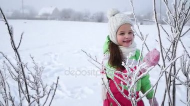 Kar kış Park ile oynayan mutlu çocuk. Ağır çekim