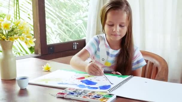 Criança artista pintura tintas aquarela — Vídeo de Stock