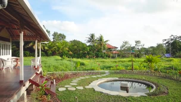 Villa em Bali abre uma grande porta de vidro com vista para a selva. tudo em branco . — Vídeo de Stock