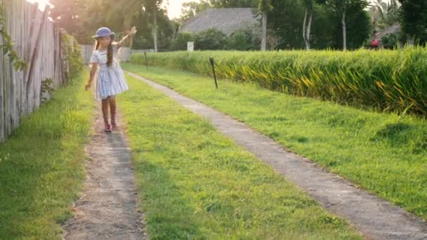 Niña divertirse corriendo en el campo de sol — Vídeo de stock