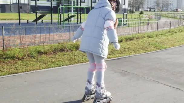 Gadis kecil roller skating antara kerucut — Stok Video