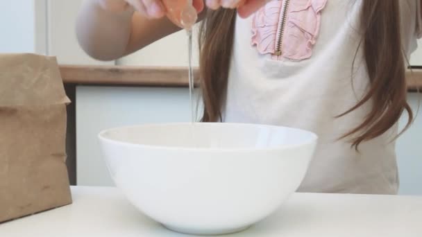 Hija cocinando huevos revueltos en la cocina — Vídeos de Stock