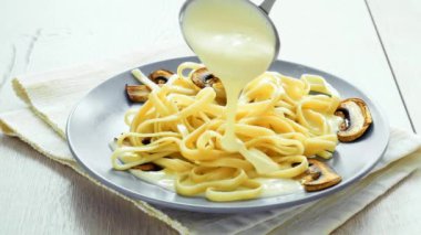 Tagliatelle makarna mantar ve kremsi Beşamel sos