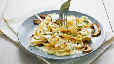 Tagliatelle makarna mantar ve kremsi Beşamel sos