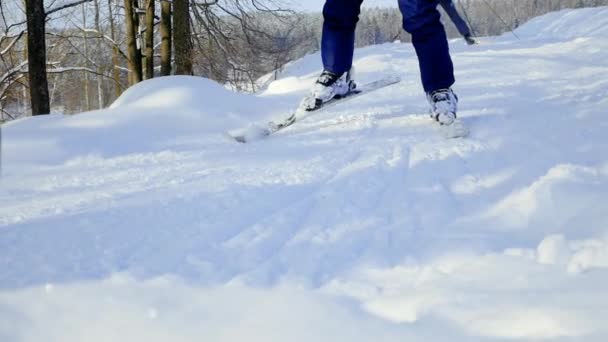 Closeup skier skiing in short swings on ski run — Stock Video