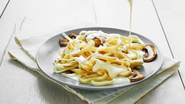 Tagliatelle Pasta con champiñones y salsa bechamel cremosa — Vídeos de Stock