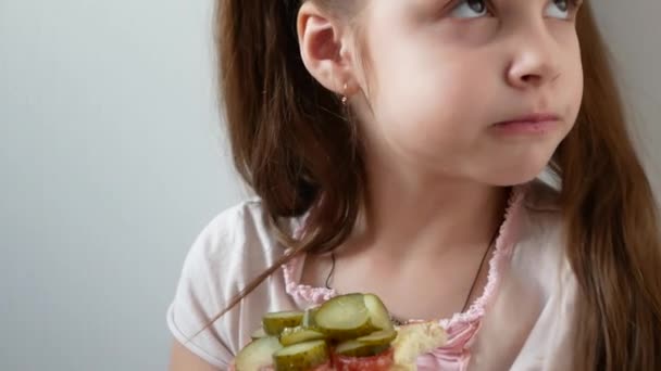 Close Up Girl comer sanduíche na cozinha — Vídeo de Stock