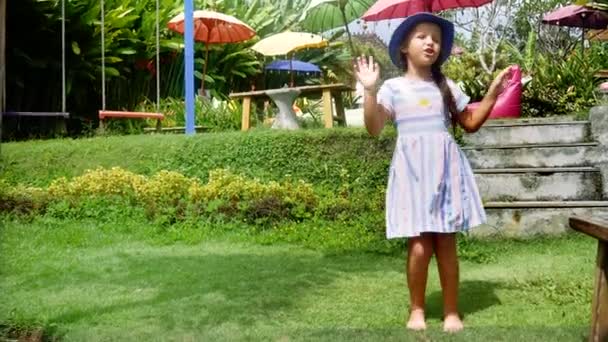 Niña bailando en el jardín y riendo — Vídeos de Stock