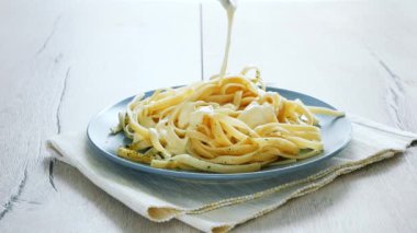 Mantar soslu tagliatelle spagetti üzerinde koyarak. İtalyan makarna.